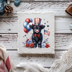 Puede incluir: Un ternero negro con un sombrero patri&oacute;tico rojo, blanco y azul y una corbata de lazo. El ternero est&aacute; rodeado de globos, flores y una peque&ntilde;a bandera estadounidense rojos, blancos y azules. La imagen est&aacute; sobre un fondo blanco.