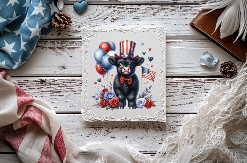 Puede incluir: Un ternero negro con un sombrero patri&oacute;tico rojo, blanco y azul y una corbata de lazo. El ternero est&aacute; rodeado de globos, flores y una peque&ntilde;a bandera estadounidense rojos, blancos y azules. La imagen est&aacute; sobre un fondo blanco.