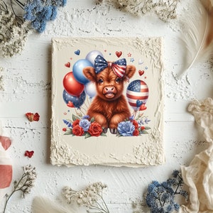 Puede incluir: Un ternero Highland marr&oacute;n y blanco con un lazo rojo, blanco y azul y sosteniendo un globo rojo, blanco y azul. El ternero est&aacute; rodeado de globos y flores rojas, blancas y azules.