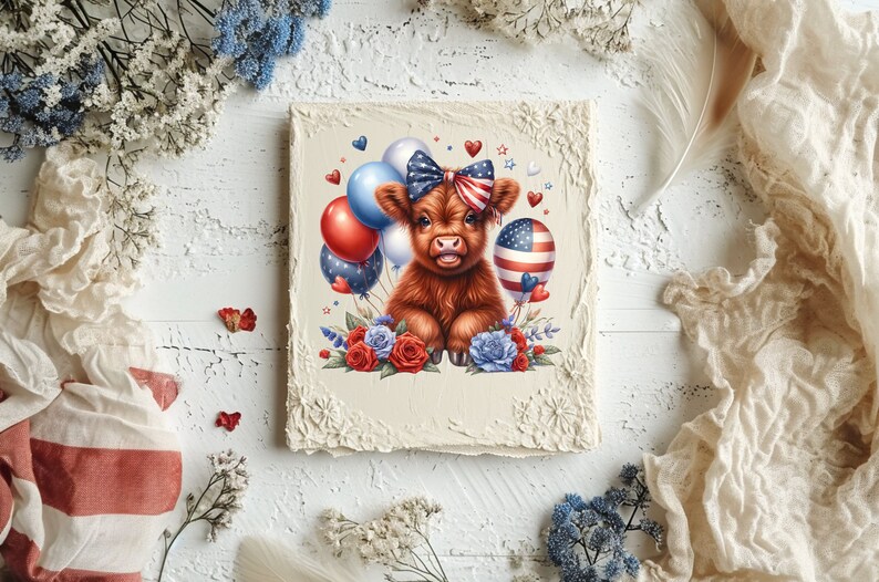 Puede incluir: Un ternero Highland marr&oacute;n y blanco con un lazo rojo, blanco y azul y sosteniendo un globo rojo, blanco y azul. El ternero est&aacute; rodeado de globos y flores rojas, blancas y azules.
