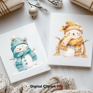 Op de afbeelding: Twee aquarel illustraties van sneeuwmannen met wintermutsen en sjaals. De ene sneeuwman is blauw, de andere geel. De afbeeldingen staan op witte kaarten, omringd door kerstversieringen, waaronder cadeauverpakkingen en ornamenten.