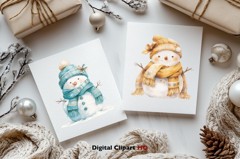 Op de afbeelding: Twee aquarel illustraties van sneeuwmannen met wintermutsen en sjaals. De ene sneeuwman is blauw, de andere geel. De afbeeldingen staan op witte kaarten, omringd door kerstversieringen, waaronder cadeauverpakkingen en ornamenten.