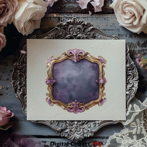 Puede incluir: Un marco dorado y morado de estilo vintage, adornado, con un fondo texturizado. El marco est&aacute; sobre una tarjeta blanca con un borde decorativo. La tarjeta est&aacute; sobre una bandeja plateada con un dise&ntilde;o floral. La bandeja est&aacute; rodeada de rosas rosas y blancas y flores moradas.