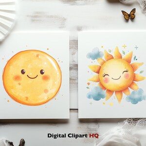 Puede incluir: Dos ilustraciones en acuarela sobre fondos blancos. Una representa un sol sonriente con rayos amarillos y nubes azules. La otra muestra una luna sonriente. Elementos n&aacute;uticos decorativos y una mariposa est&aacute;n dispuestos alrededor.