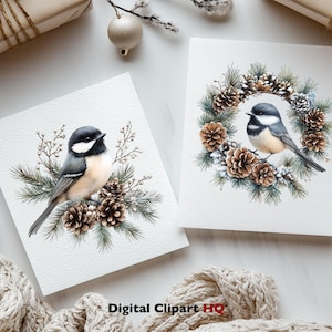 Puede incluir: Dos ilustraciones digitales de un carbonero com&uacute;n posado en una corona de invierno. El p&aacute;jaro est&aacute; posado en una corona de ramas de pino, pi&ntilde;as y nieve. Las coronas est&aacute;n sobre un fondo blanco.
