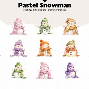 Op de afbeelding: Waterverf clipart met een verzameling pastelkleurige sneeuwmannen. Elke sneeuwman draagt een hoed en sjaal in verschillende kleuren, waaronder groen, roze, oranje en paars. De tekst "Pastel Snowman" en "High Quality Clipart - Commercial Use" staat bovenaan.