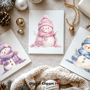 Op de afbeelding: Drie aquarel illustraties van sneeuwmannen met hoeden en sjaals in roze, paars en blauw. De sneeuwmannen staan op witte kaarten, omringd door winterse decoraties zoals dennenappels, ornamenten en ingepakte cadeaus. Het thema is winter en Kerstmis.