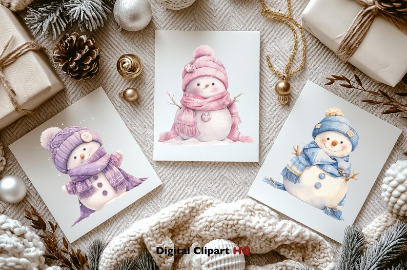 Op de afbeelding: Drie aquarel illustraties van sneeuwmannen met hoeden en sjaals in roze, paars en blauw. De sneeuwmannen staan op witte kaarten, omringd door winterse decoraties zoals dennenappels, ornamenten en ingepakte cadeaus. Het thema is winter en Kerstmis.
