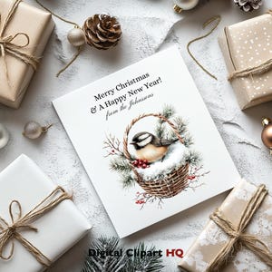 Puede incluir: Una tarjeta blanca con un saludo navide&ntilde;o que dice "Feliz Navidad y un Feliz A&ntilde;o Nuevo! de parte de los Johnson". La tarjeta presenta una ilustraci&oacute;n de acuarela de un p&aacute;jaro sentado en una cesta con nieve y bayas rojas.