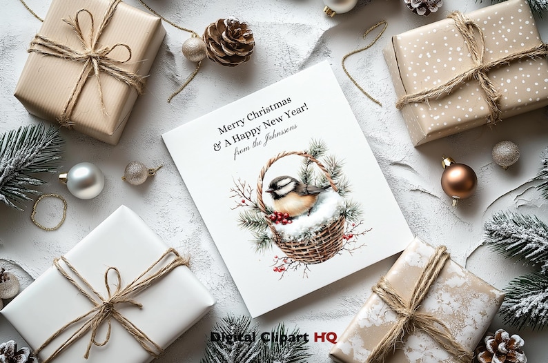 Puede incluir: Una tarjeta blanca con un saludo navide&ntilde;o que dice "Feliz Navidad y un Feliz A&ntilde;o Nuevo! de parte de los Johnson". La tarjeta presenta una ilustraci&oacute;n de acuarela de un p&aacute;jaro sentado en una cesta con nieve y bayas rojas.