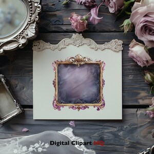 Puede incluir: Una tarjeta blanca con un marco adornado dorado y morado sobre un fondo morado. La tarjeta est&aacute; rodeada de marcos plateados, encaje y rosas moradas sobre un fondo de madera oscura. El texto "Digital Clipart HQ" est&aacute; en la parte inferior de la tarjeta.