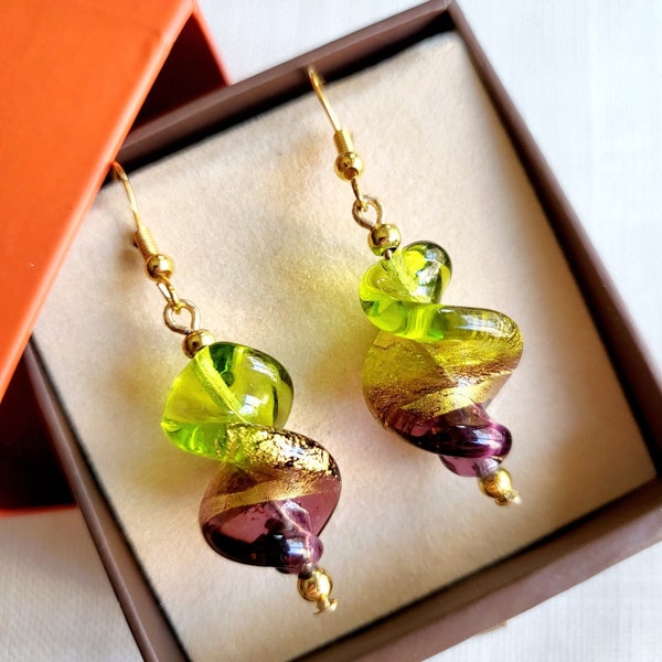 Boucles d'oreilles authentiques en verre de Murano Bijoux | Perles vénitiennes torsadées violet émeraude en feuille d'or 24 carats | Crochet doré suspendu | Cadeau pour elle