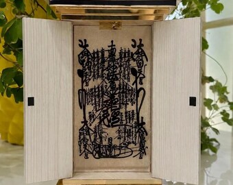 金色の日蓮御本尊銘板、南無妙法蓮華経題目、神秘の法華経、手作りの