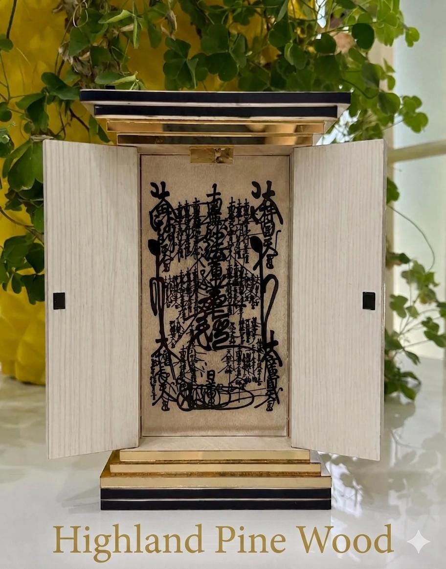 金色の日蓮御本尊銘板、南無妙法蓮華経題目、神秘の法華経、手作りの