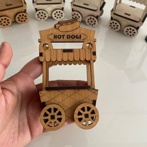 Ręcznie robiony laminowany drewniany wózek na hot dogi, mini wózek na hot dogi, mini wózek na przekąski, wózek na imprezę, tektura, wózek do serwowania hot dogów