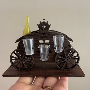 Miniaturowy ręcznie robiony drewniany wózek na piwo, zabytkowa elegancja na kółkach, indyjski drewniany dom, dekoracyjne koła wozu, dekoracja domu, mini wózek