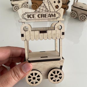 Ręcznie robiony laminowany drewniany wózek na lody, miniaturowy wózek na lody, miniaturowy wózek na przekąski, wózek na imprezę, tektura, motyw wózka do serwowania lodów