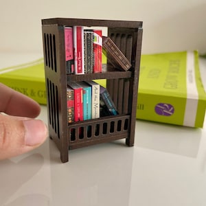 Miniaturowa drewniana biblioteka regałowa, regał na książki, półka ekspozycyjna na książki, witryna na książki, dom biblioteczny, miniaturowe drewniane akcesoria, miniaturowy domek na książki