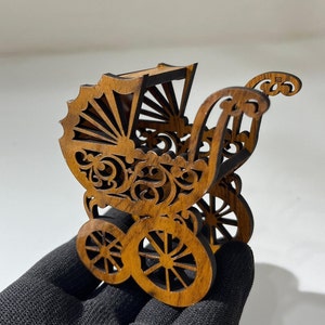 Miniaturowy ręcznie robiony drewniany mini wózek, zabytkowa elegancja na kółkach, indyjski drewniany dom, dekoracyjne koła wozu, dekoracja domu, mini wózek