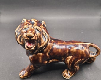 Lion figurine in ceramic growling. Brown in color. Japan. Vintage