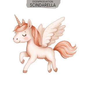 Könnte beinhalten: Eine digitale Illustration eines cremefarbenen Einhorns mit pfirsichfarbenem Haar, Flügeln und einem spiralförmigen Horn. Die Kreatur hat geschlossene Augen und rosige Wangen. Über dem Einhorn steht auf einem grauen Etikett EIGENPRODUKTION SCINDARELLA.