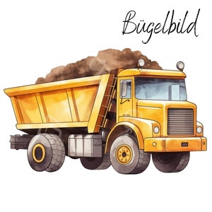 Könnte beinhalten: Eine Illustration eines gelben Muldenkippers mit einem großen Haufen brauner Erde auf der Ladefläche. Das Fahrzeug hat einen Frontgrill, Scheinwerfer und große Reifen. Der Text "Bügelbild" steht in schwarzer Schreibschrift über dem LKW.