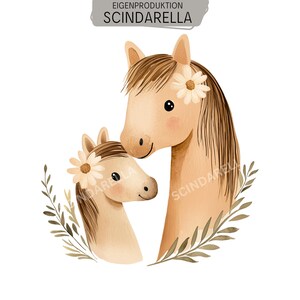 Könnte beinhalten: Eine digitale Illustration eines hellbraunen Pferdes und eines Fohlens mit dunkelbraunen Mähnen, die jeweils eine weiße Gänseblümchenblüte hinter dem Ohr tragen. Das Paar ist von grünen Blattzweigen umrahmt. Der Text EIGENPRODUKTION SCINDARELLA ist sichtbar.