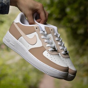 Nike Air Force 1 Cappuchino Beige Custom sneakers, gift for her, earthtones, fashion 2024, verjaardagscadeau, vrouwen, beigetones, frappuchino, latte machiato chocolate.