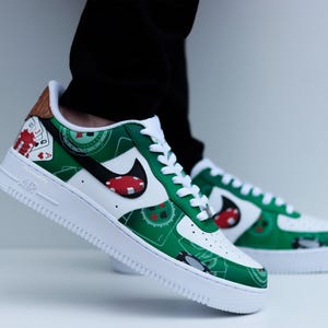 Baskets Air Force 1 vertes personnalisées avec jetons et cartes de poker, cadeau d'anniversaire peint à la main pour lui, texture bois