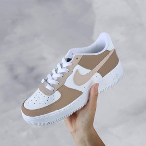 Nike Air Force 1 Cappuchino Beige Custom sneakers, gift for her, earthtones, fashion 2024, verjaardagscadeau, vrouwen, beigetones, frappuchino, latte machiato chocolate.