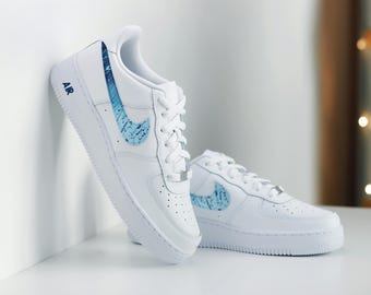 Zapatillas Air Force 1 Swoosh personalizadas en azul claro con salpicaduras, zapatos azul bebé personalizados únicos, zapatillas azul pálido pintadas a mano.