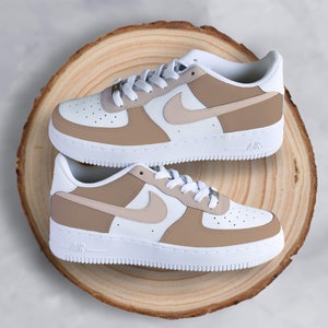 Nike Air Force 1 Cappuchino Beige Custom sneakers, gift for her, earthtones, fashion 2024, verjaardagscadeau, vrouwen, beigetones, frappuchino, latte machiato chocolate.