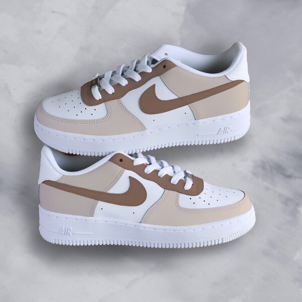 Maßgeschneiderte Nike Air Force 1 „Mushroom Beige“-Sneaker in Pastellbraun, Mode 2024