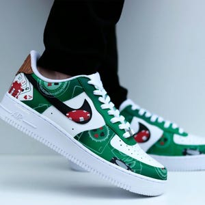 Zapatillas Air Force 1 personalizadas con fichas y cartas de póker verdes, pintadas a mano, regalo de cumpleaños para él, textura de madera.