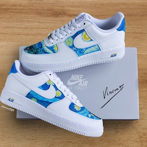 Baskets personnalisées Nike Air Force 1 'Starry Night', cadeau unisexe peint à la main, Vincent van Gogh peignant le ciel étoilé