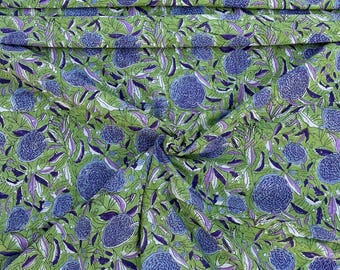 Tela de algodón con estampado floral verde, estampado a mano, flores azules y moradas