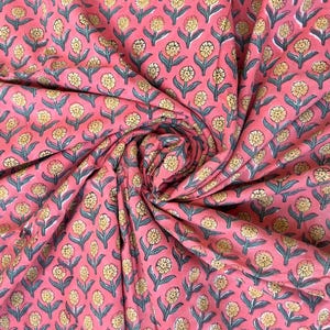 インドのブロックプリントコットン、ハンドブロックプリントコットン生地、ピンクの花柄、インドの織物、1ヤードあたりの生地、