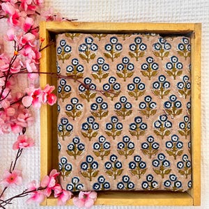 インドのブロックプリントコットン、ハンドブロックプリントコットン生地、ピンクの花柄、インドの織物、1ヤードあたりの生地、
