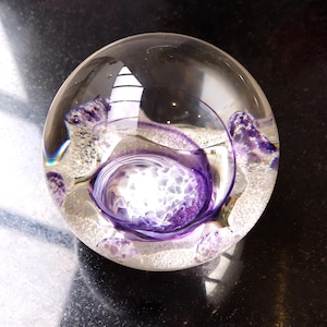 Vintage Selkirk Glass Briefbeschwerer, Nummer 14 von 500, datiert 1983 mit Ätzsignatur.  Exzellenter Zustand. Ohne Box und Papiere.