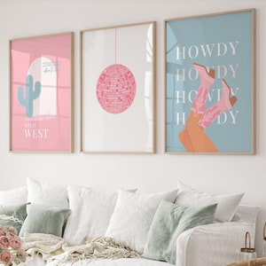 Juego de 3 impresiones de vaquera disco costera rosa, arte de pared imprimible de estética preppy de moda, impresiones de arte del salvaje oeste, arte de vaquera occidental vintage, Howdy