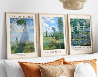 Puede incluir: Tres impresiones de arte enmarcadas que presentan pinturas de Claude Monet. Las impresiones están en un marco de madera claro y presentan a una mujer con un paraguas, un paisaje con un río y un puente sobre un estanque.