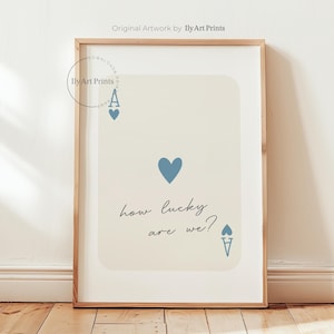 Stampa alla moda "Quanto siamo fortunati", poster da parete con asso di cuori blu, carta da gioco retrò con asso, poster preppy, decorazione per dormitorio per ragazze, arte digitale