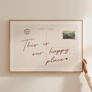 Dies ist unser glücklicher Ort Vintage Postkarte Poster Trendy Wohnung Ästhetischer Barwagen Dekor Horizontaler Druck Retro Briefmarke Wandkunst