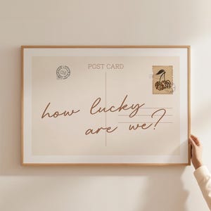 How Lucky Are We Print Vintage Postkarte Poster Trendy Wohnung Ästhetischer Barwagen Dekor Horizontaler Druck Retro Briefmarke Wandkunst