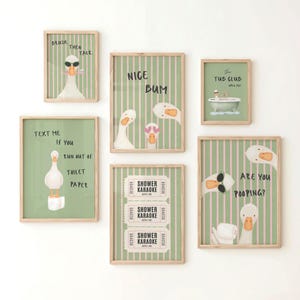 Pode incluir: Um conjunto de seis quadros decorativos com gansos brancos sobre fundos de riscas verdes e cor-de-rosa. As impressões incluem textos como Brush Then Talk, Nice Bum, The Tub Club, Text Me If You Run Out Of Toilet Paper, Shower Karaoke e Are You Pooping?
