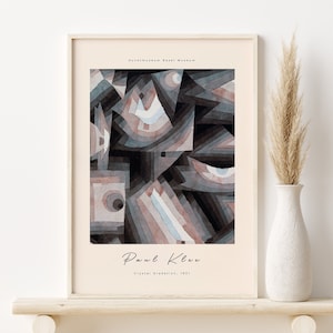 Puede incluir: Una impresión de arte enmarcada de una pintura abstracta de Paul Klee titulada "Crystal Gradation, 1921". La pintura presenta formas geométricas en tonos de gris, azul y rosa.