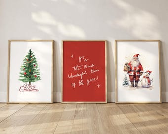 Könnte beinhalten: Drei gerahmte Wandbilder. Das linke Bild zeigt einen grünen Weihnachtsbaum mit rotem Schmuck und dem Text Merry Christmas. Das mittlere Bild ist rot mit dem weißen Text It's The Most Wonderful Time Of The Year. Das rechte Bild zeigt den Weihnachtsmann und einen Schneemann.