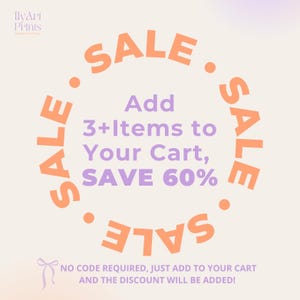 Op de afbeelding: Een roze en oranje cirkel met het woord "SALE" dat herhaald wordt langs de rand. Binnen de cirkel staat de tekst "Add 3+Items to Your Cart, SAVE 60%". Onder de cirkel staat de tekst "NO CODE REQUIRED, JUST ADD TO YOUR CART AND THE DISCOUNT WILL BE ADDED!"