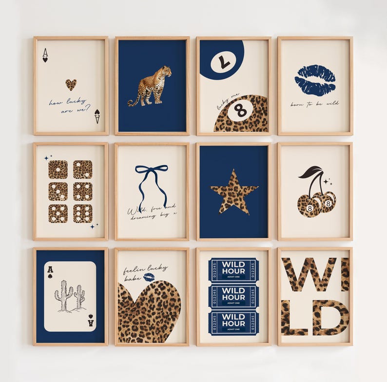 Op de afbeelding: Een set van 12 afdrukbare wandkunstprints met een luipaardprintontwerp met verschillende zinnen en afbeeldingen, waaronder dobbelstenen, een ster, een kers, een hart, een luipaard en een speelkaart. De prints zijn in een blauw en cr&egrave;me kleurenschema en hebben een rustiek houten frame.