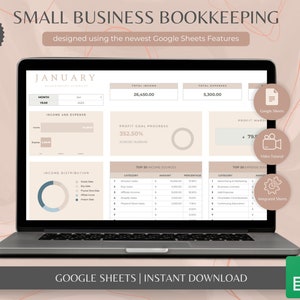 Könnte beinhalten: Ein Laptop-Computer zeigt eine Google Sheets-Spreadsheet-Vorlage für die Buchhaltung von Kleinunternehmen. Die Tabellenkalkulation enthält Abschnitte für Einnahmen und Ausgaben, Fortschritt des Gewinnziels, Einkommensverteilung, Top 20 Einkommensquellen und Top 20 Ausgabenquellen. Die Tabellenkalkulation wurde mit den neuesten Google Sheets-Funktionen entwickelt. Der Text "JANUARY" wird oben in der Tabellenkalkulation angezeigt. Der Text "GOOGLE SHEETS | INSTANT DOWNLOAD" wird unten in der Tabellenkalkulation angezeigt.